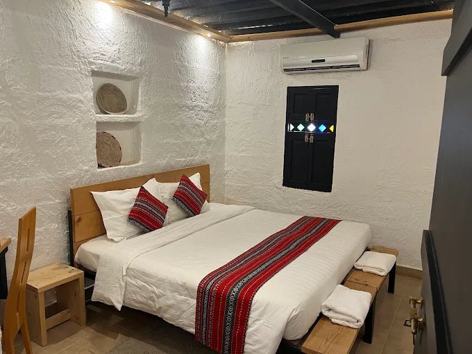 From Muscat: Private Overnight Wahiba Sands Safari and Wadi Bani Khalid Tour