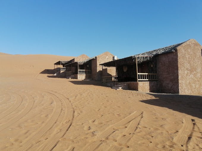 From Muscat: Private Overnight Wahiba Sands Safari and Wadi Bani Khalid Tour