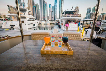 Dubai: 65 ft Azimut privéjachtverhuur