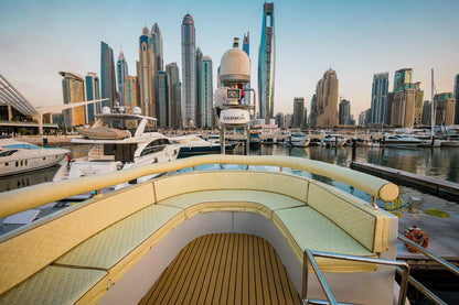 Dubai: 65 ft Azimut privéjachtverhuur