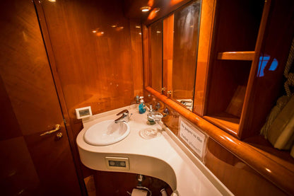 Dubai: 65 ft Azimut privéjachtverhuur