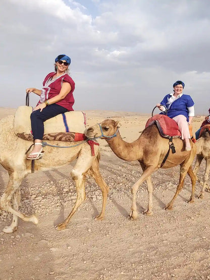 Dari Marrakech: Naik Unta di Gurun Agafay dengan Pertunjukan Makan Malam