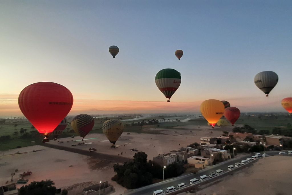 Luxor: Sunrise Hot Air Balloon Ride over Luxor Ancient Landmarks