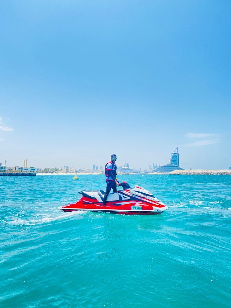 Dubai: begeleide jetskitour met uitzicht op de skyline van de stad