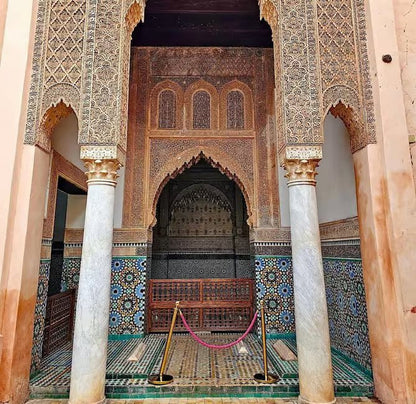 Marrakech: City Walking Tour with Bahia Palace, Saadian Tombs, and Souks