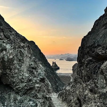 Muscat: Guided Sidab Mountain Hike and Coastal View Tour with Pickup