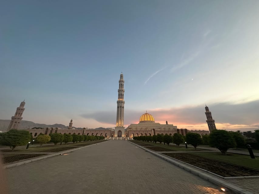 Muscat: Guided Small - Group Night City Tour by Van