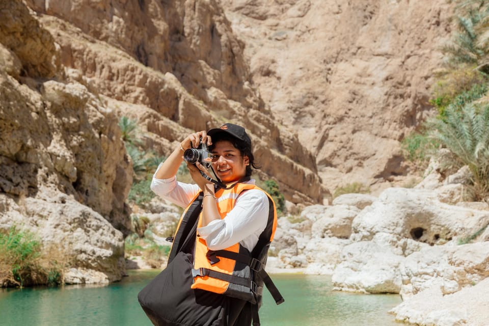 Muscat: Wadi Shab and Bimah Sinkhole Day Trip with Lunch