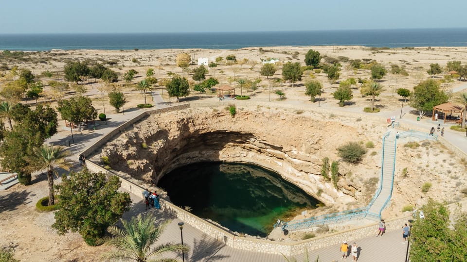 Muscat: Wadi Shab and Bimah Sinkhole Day Trip with Lunch