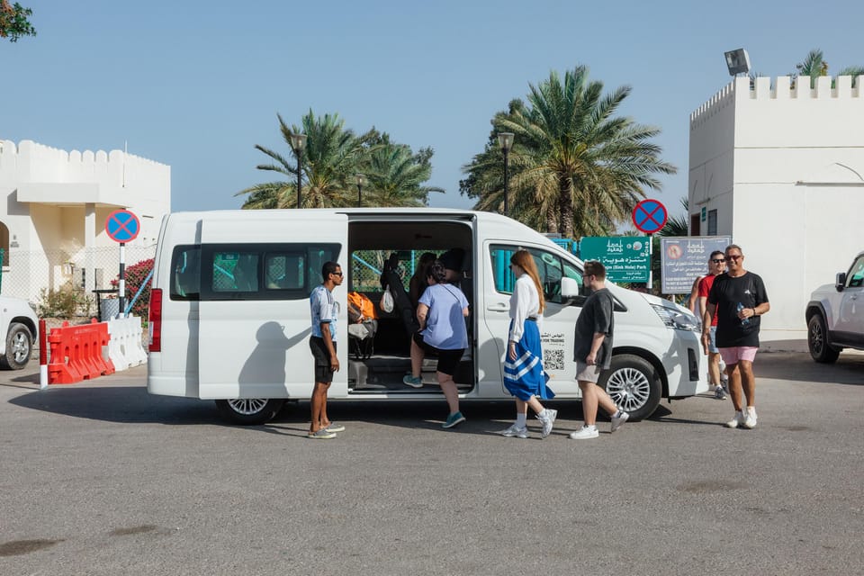 Muscat: Wadi Shab and Bimah Sinkhole Day Trip with Lunch