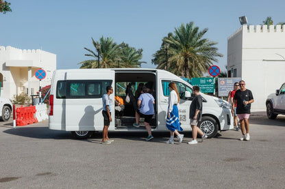 Muscat: Wadi Shab and Bimah Sinkhole Day Trip with Lunch