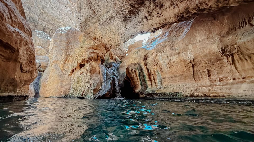 Muscat: Wadi Shab and Bimah Sinkhole Day Trip with Lunch