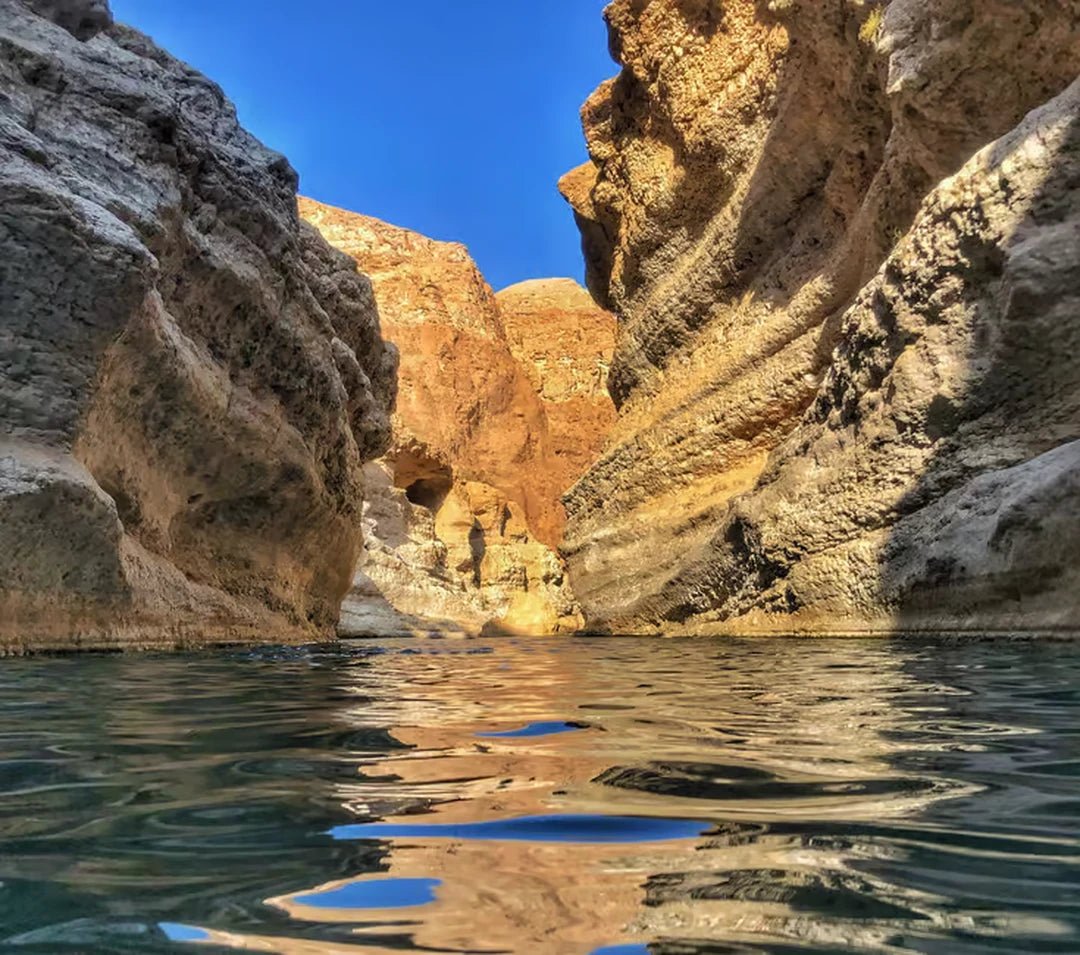 Muscat: Wadi Shab and Bimmah Sinkhole Guided Day Tour