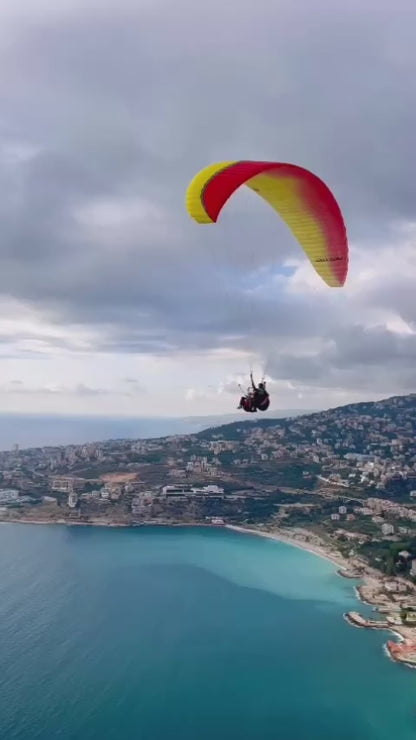 Jounieh: Activitate de parapantă peste Harissa