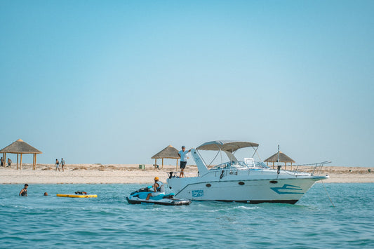 Doha: Prywatny półdniowy czarter łodzi na wyspę Al Safliyah