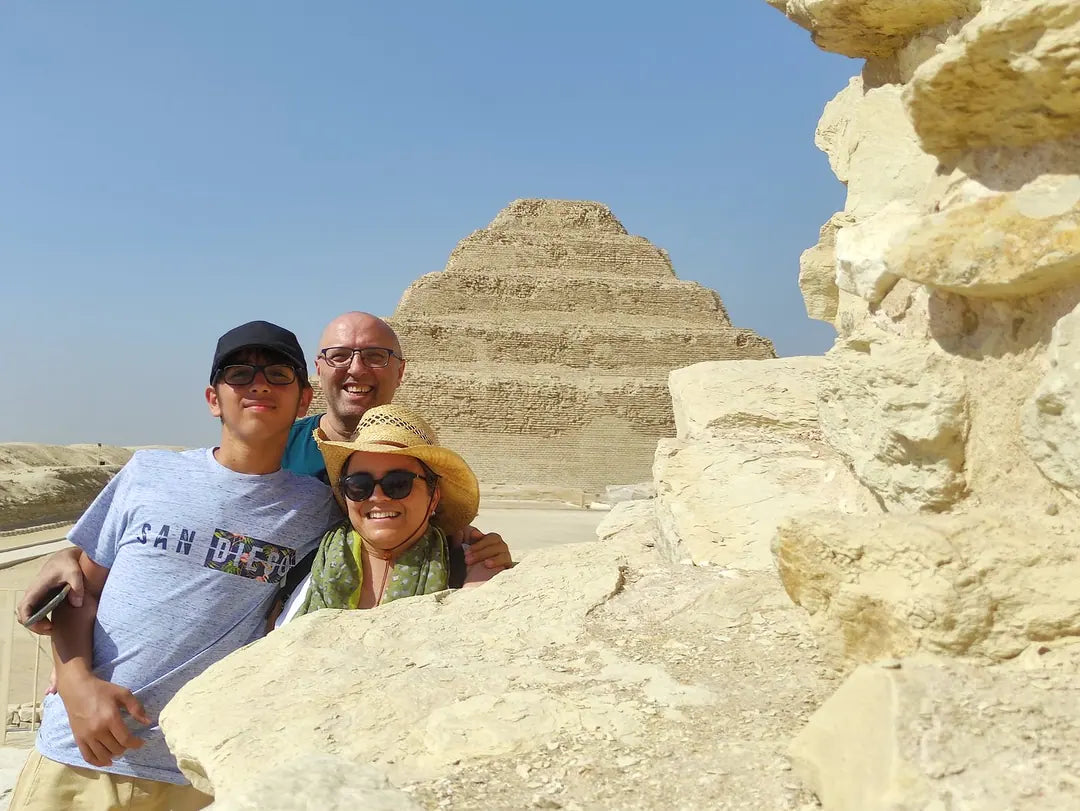 Il Cairo: Tour Guidato Privato di un Giorno delle Piramidi di Giza, Piramide a Gradoni di Saqqara e Menfi