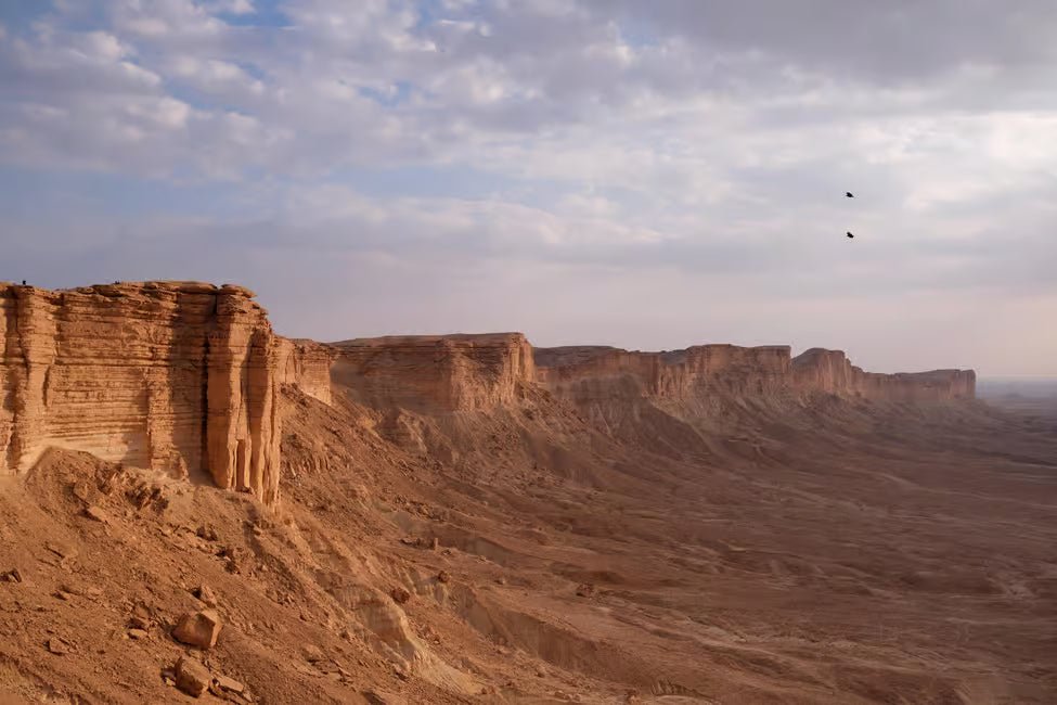 Riyadh: Private Sunset Tour to Edge of the World with Dinner