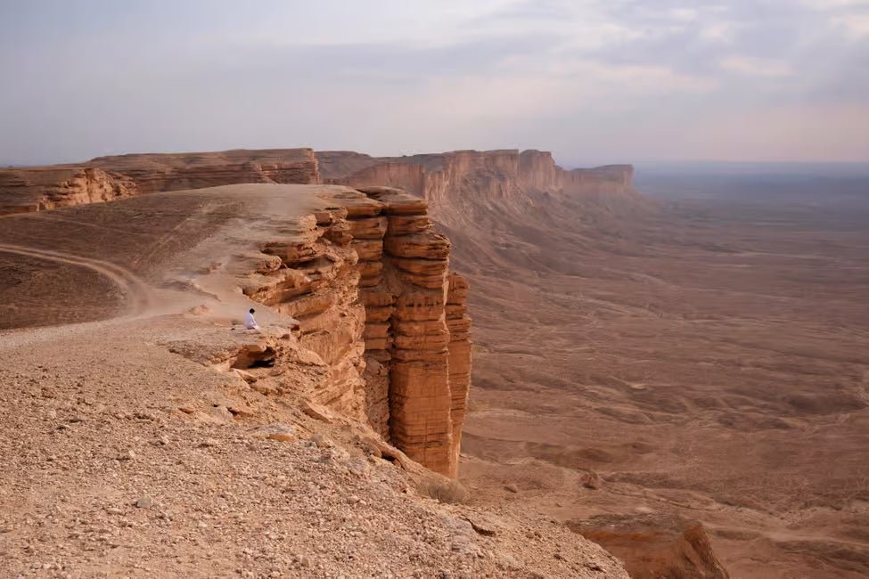 Riyadh: Private Sunset Tour to Edge of the World with Dinner