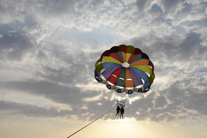 Sharm El Sheikh: Halvdagsutflykt med parasailing, kamelritt, dykning och fyrhjuling