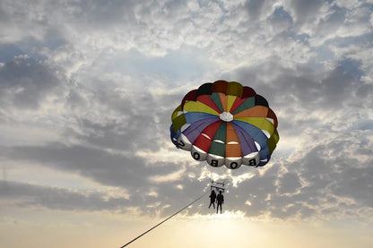 Sharm El Sheikh: Halvdagsutflykt med parasailing, kamelritt, dykning och fyrhjuling
