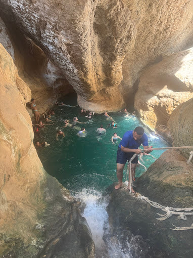 Muscat: Wadi Shab and Bimmah Sinkhole Full-Day Tour