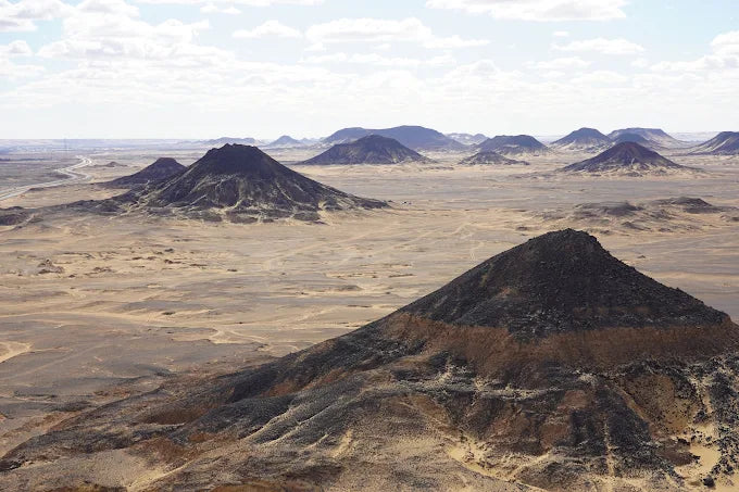 From Cairo: Black and White Desert and Bahiriya Oasis Guided Tour