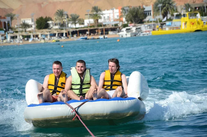 Sharm El Sheikh: Halvdagsutflykt med parasailing, kamelritt, dykning och fyrhjuling