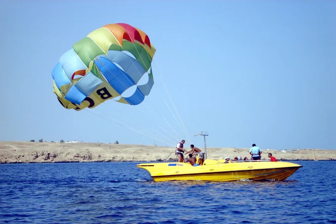Sharm El Sheikh: Halvdagsutflykt med parasailing, kamelritt, dykning och fyrhjuling