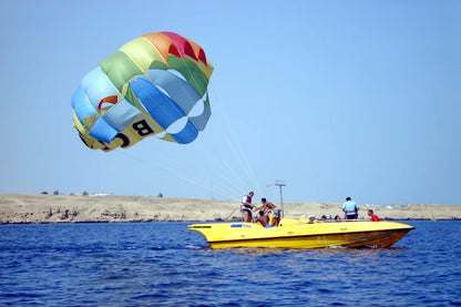 Sharm El Sheikh: Halvdagsutflykt med parasailing, kamelritt, dykning och fyrhjuling