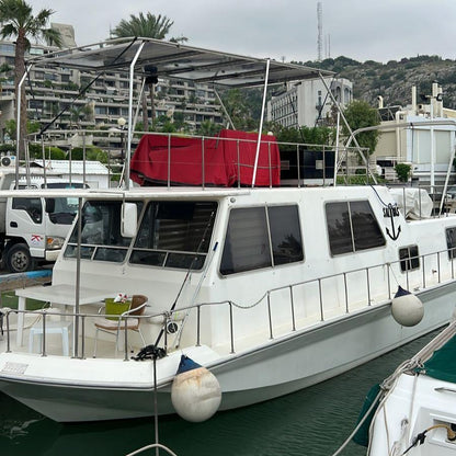 Beirut: Închiriere de iahturi SALIBA de la Holiday Beach la Jounieh Bay