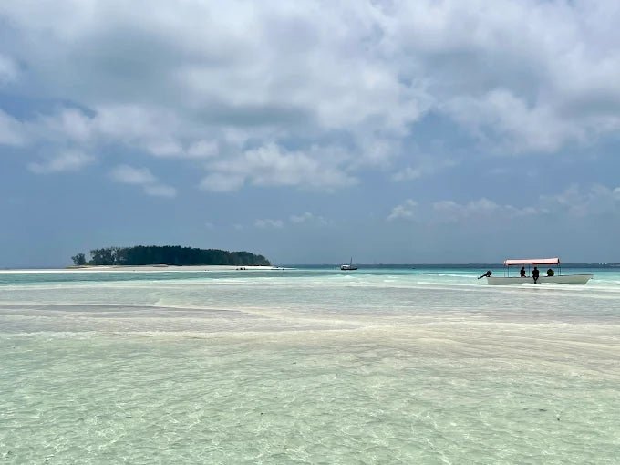 Zanzibar: Mnemba Atoll Snorkeling Tour with Dolphin Spotting and Lunch