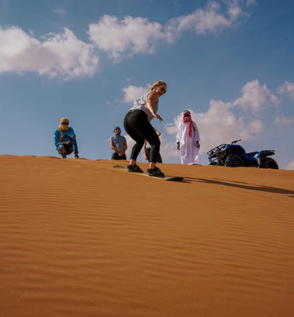 Dubai: Rote Dünen mit dem Quad, Kamelritt, Sandboarding und BBQ im Al Khayma Camp