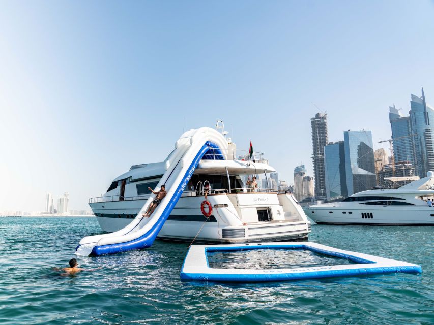 Dubai: Yat Gezisi ve Kaydırağı, Yüzmek ve Şnorkel ve Barbekü Öğle Yemeği