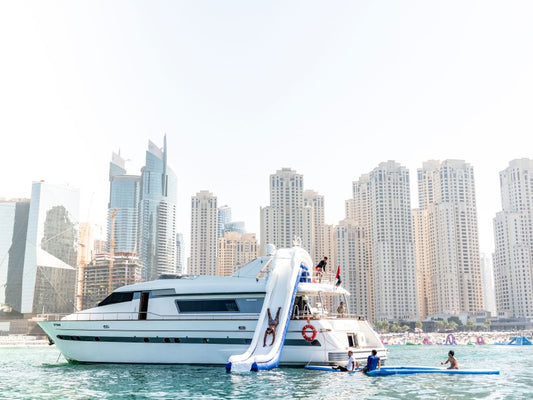 Dubaj: przejażdżka jachtem i zjeżdżalnia, pływanie i nurkowanie z lunchem przy grillu