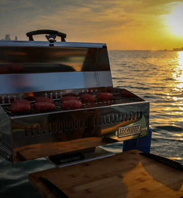 Doha: Surf'N Grill: Zonsondergang Wakesurf Sessie inclusief BBQ op de boot