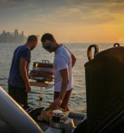 Doha: Surf'N Grill: Zonsondergang Wakesurf Sessie inclusief BBQ op de boot