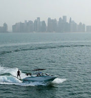 Doha: Surf'N Grill: Zonsondergang Wakesurf Sessie inclusief BBQ op de boot
