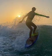 Doha: Surf'N Grill: Zonsondergang Wakesurf Sessie inclusief BBQ op de boot