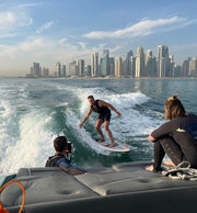Doha: Surf'N Grill: Zonsondergang Wakesurf Sessie inclusief BBQ op de boot