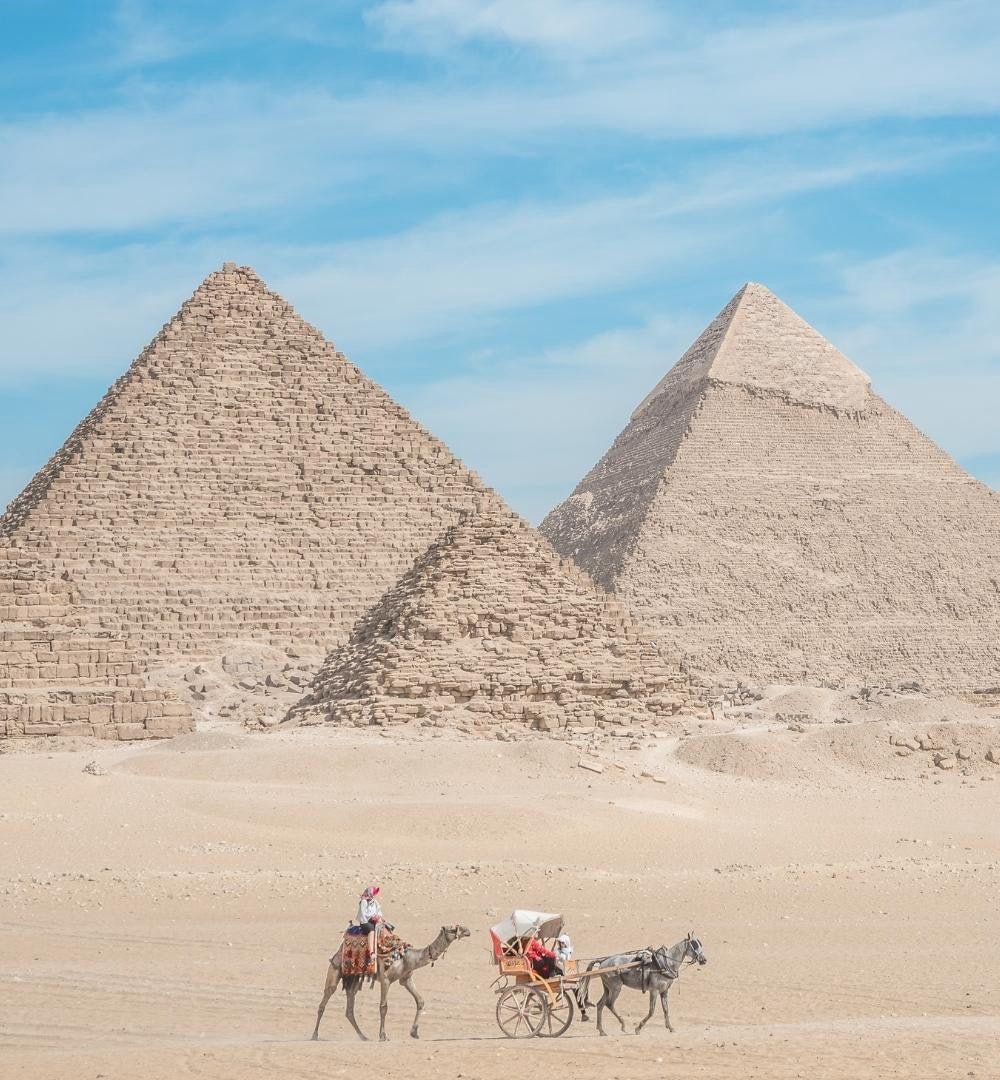 Cairo: excursão de meio dia às pirâmides em passeio de camelo ou carruagem