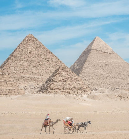 Cairo: excursão de meio dia às pirâmides em passeio de camelo ou carruagem