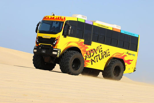 Doha: passeio de ônibus monstro no deserto Sealine