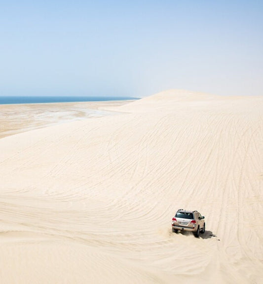 Doha: safari privat de jumătate de zi în deșert, imbarcare pe nisip, plimbare cu cămila și tur la marea interioară