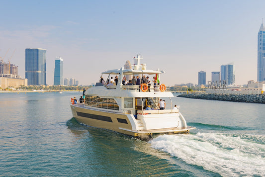 Dubaj: wycieczka luksusowym jachtem Burj Coastline z lunchem przy grillu na żywo