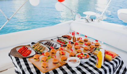 Dubai: Marina Yacht Tour com churrasco ao vivo