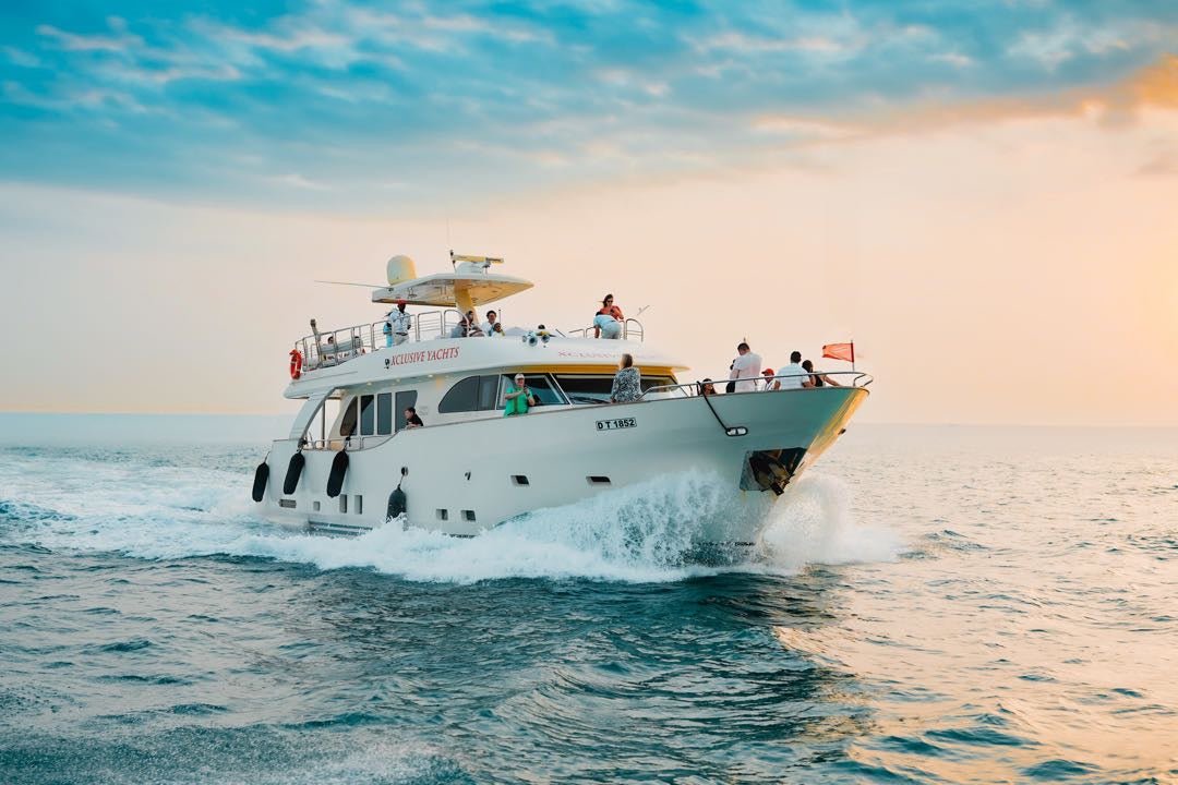 Dubai: Marina Yacht Tour com churrasco ao vivo