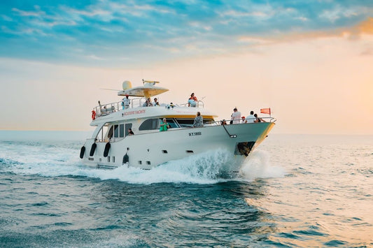 Dubai: Marina Morning Yacht Tour with Breakfast