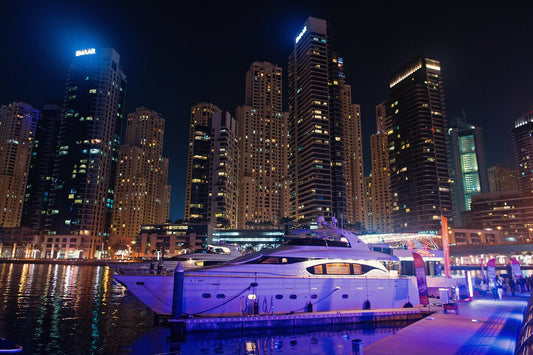 Dubai: excursão noturna pela costa do iate de luxo Burj com churrasco ao vivo