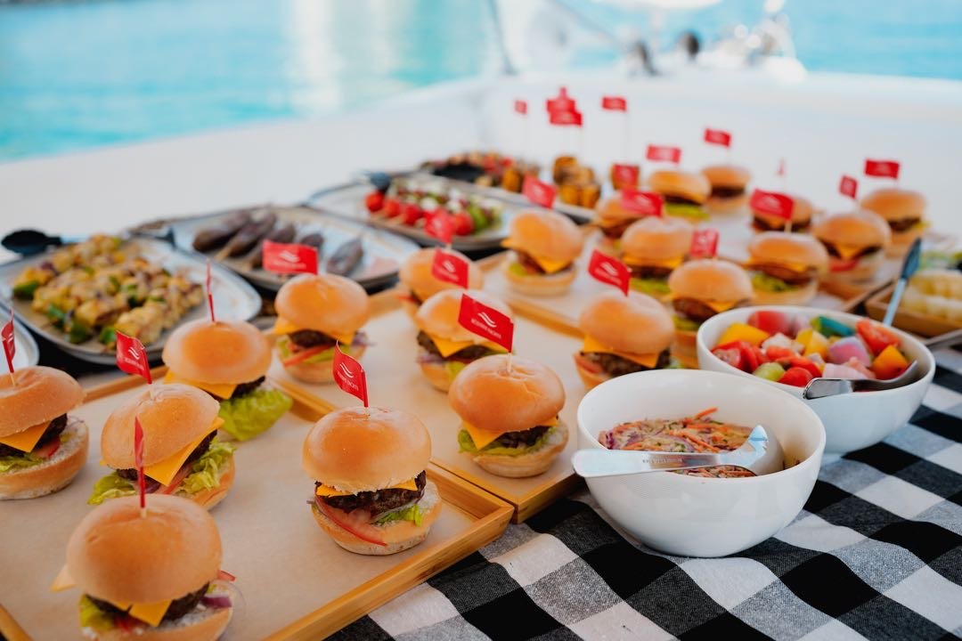 Dubai: Marina Yacht Tour com churrasco ao vivo