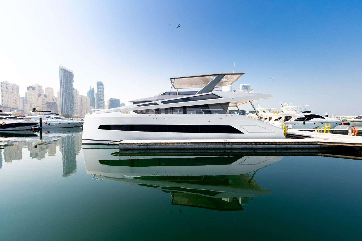 Dubái: alquiler privado de yate de lujo Infinity de 60 pies